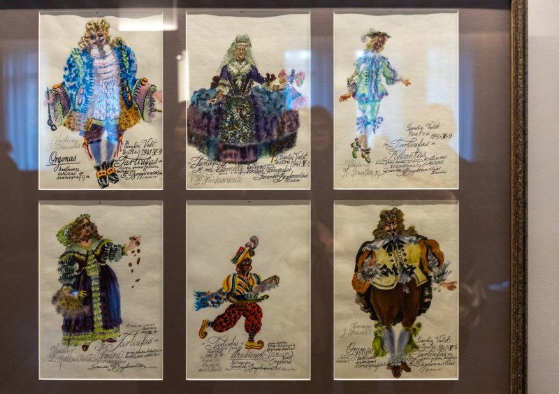 Šiaulių dramos teatre eksponuojami dailininko Bagdonavičiaus kurtų kostiumų eskizai